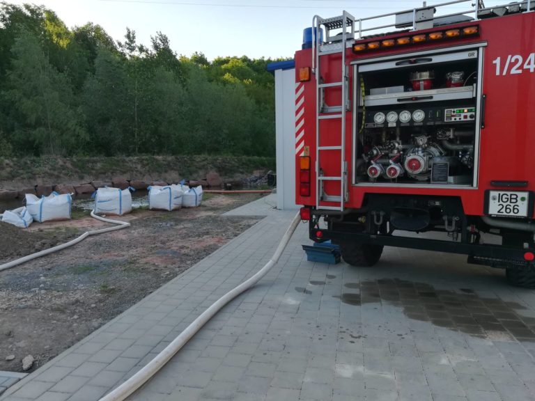 Feuerwehr bewahrt Biotop vorm Austrocknen