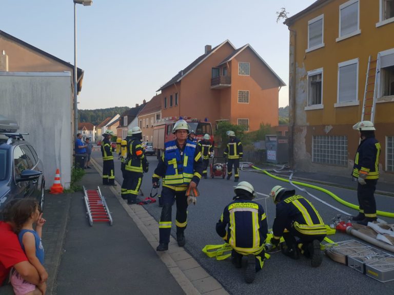 Knallgeräusche und Rauch aus Wohnhaus in Hassel-Übung bei heißen Temperaturen