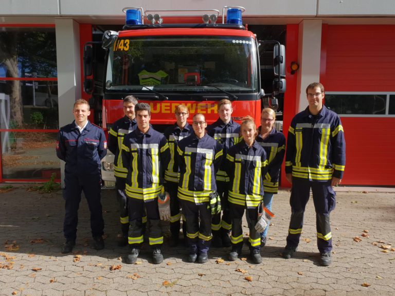 Sieben Feuerwehrleute bestehen neu konzipierten Grundlehrgang