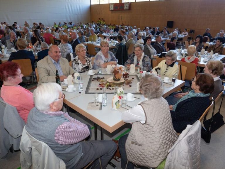 Senioren genossen einen bunten Herbstnachmittag in der Oberwürzbachhalle