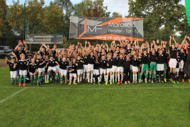 Jugendabteilung des SV Rohrbach freut sich über neue Aufwärmtrikots