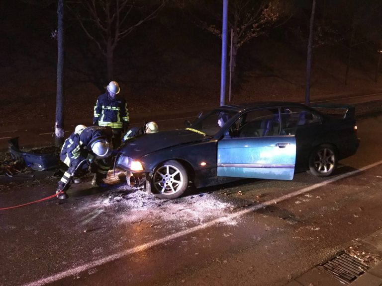 BMW kollidiert mit Baum