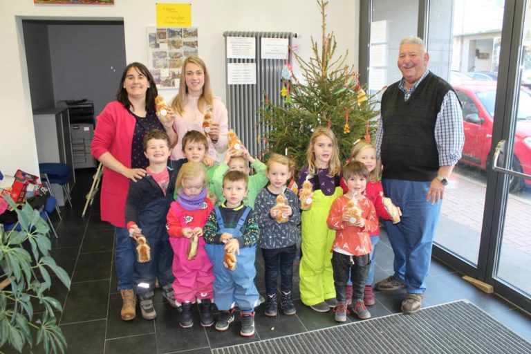 Kinder schmückten den Christbaum im Bürgerhaus