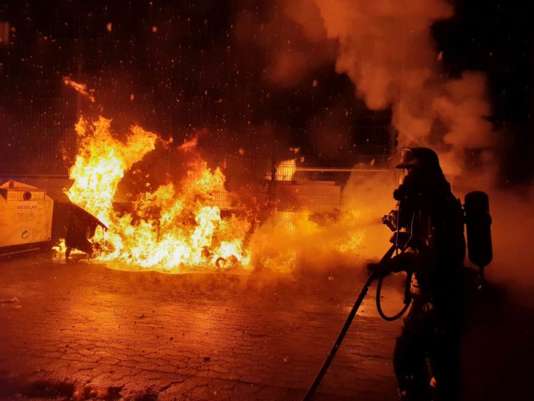 Containerbrand und Rettung mit der Drehleiter