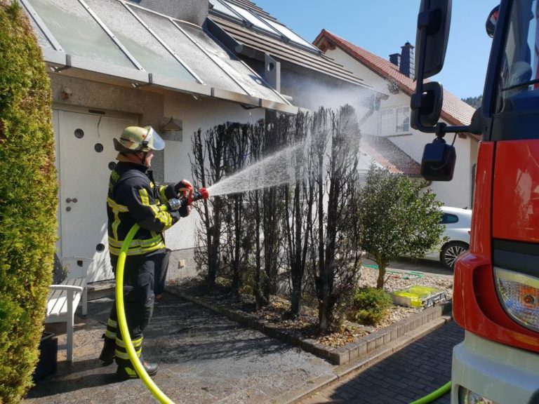 Brennende Hecken verursachen Großalarm