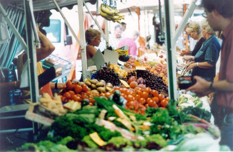 Teilweise Sperrung Marktplatz und Verlegung Wochenmarkt wegen Feiertag