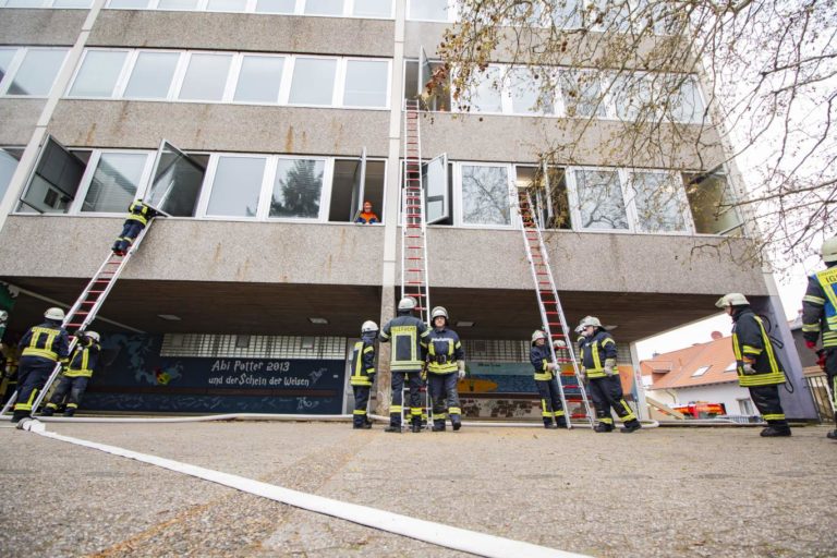 Brand im Albertus-Magnus-Gymnasium: Feuerwehr, THW und DRK üben gemeinsam