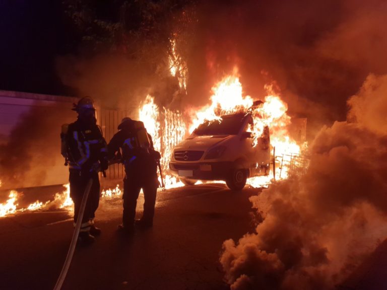 Ausgedehnter Vollbrand eines Mini-LKW