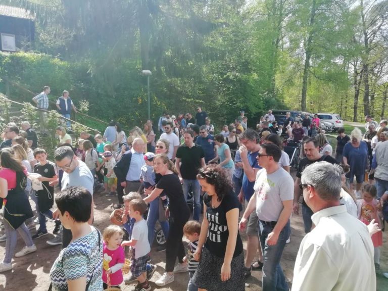 Riesenandrang beim Ostereiersuchen auf dem Kahlenberg