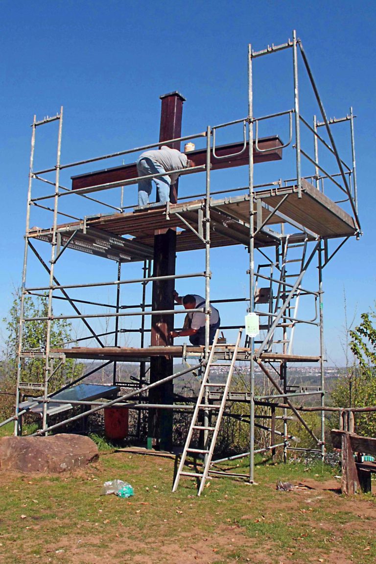 Kahlenbergfreunde sanieren zum zweiten Mal Gipfelkreuz auf dem Kahlenberg