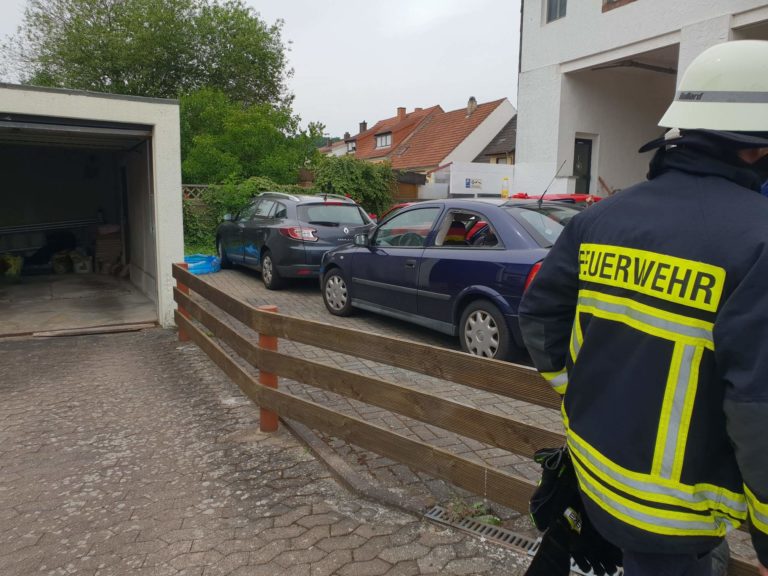 Feuerwehr rettet zwei Kinder aus PKW