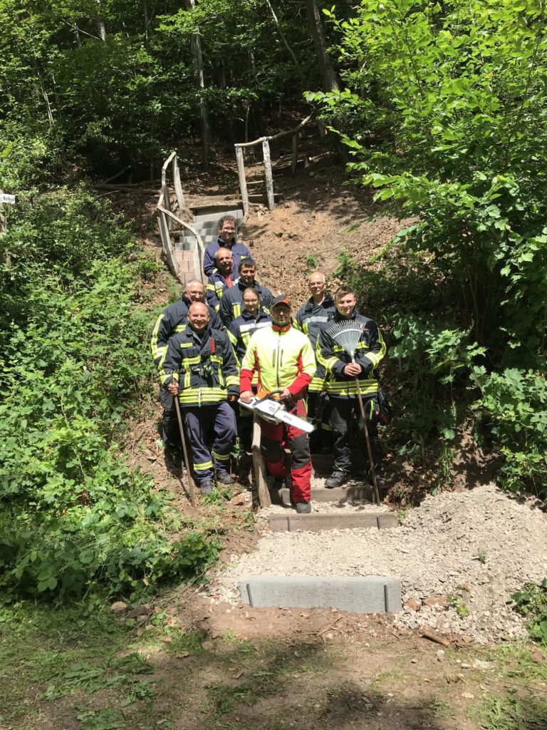 Feuerwehr setzt Marienrelief in Stand