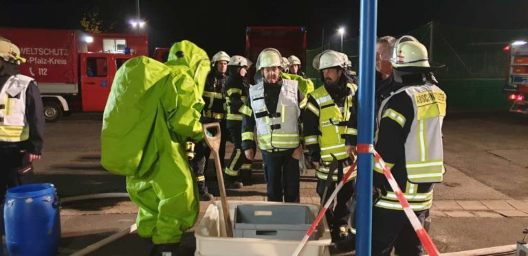 Spezialkräfte üben in Hassel Chemieeinsatz