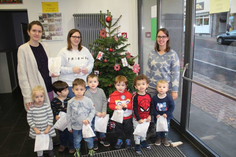 Kinder schmückten den Christbaum  im Bürgerhaus