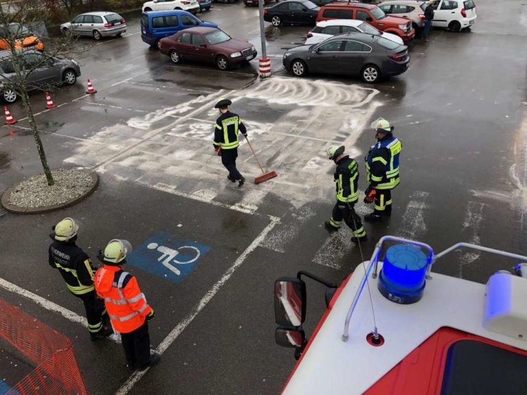 Betriebsstoffe drohen in Kanal zu laufen