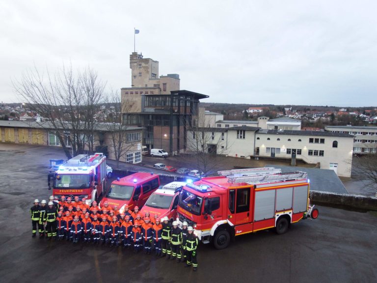 Jugendfeuerwehr sammelt Weihnachtsbäume in IGB-Mitte ein