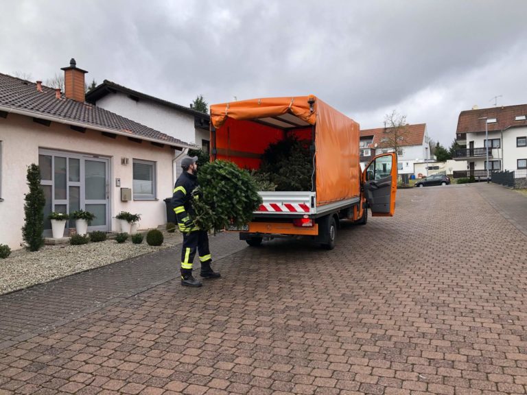 Jugendfeuerwehr sammelt über 320 ausgediente Christbäume