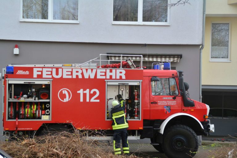 Brand auf Flachdach greift auf zwei Wohnungen über