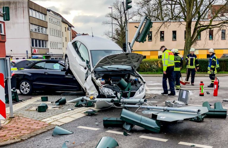 Hoher Sachschaden bei Verkehrsunfall