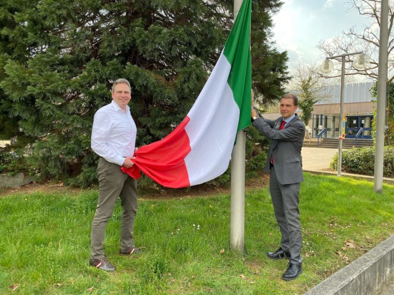 Vor dem St. Ingberter Rathaus wehen die Flaggen von Frankreich, Italien und Spanien