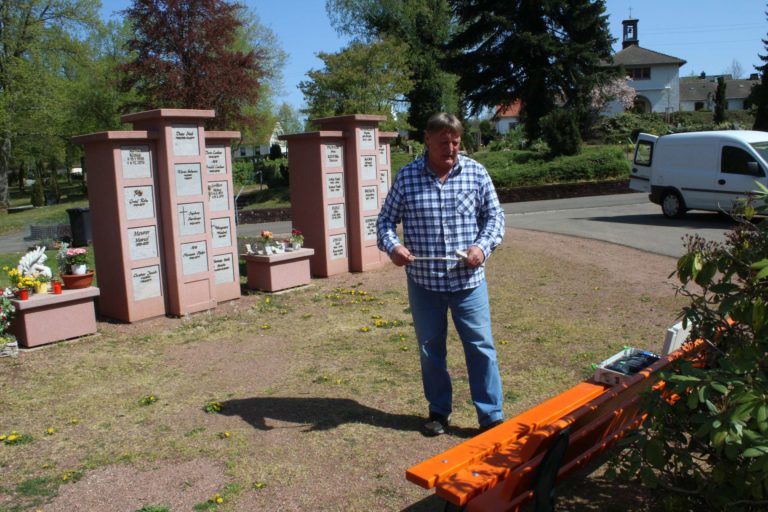 Neue Ruhebank auf dem Rohrbacher Friedhof