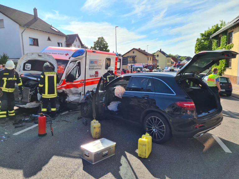 Frontalzusammenstoß zwischen Rettungswagen und SUV