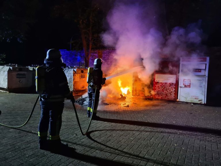 Papier- und Kleidercontainer stehen in Hassel in Flammen