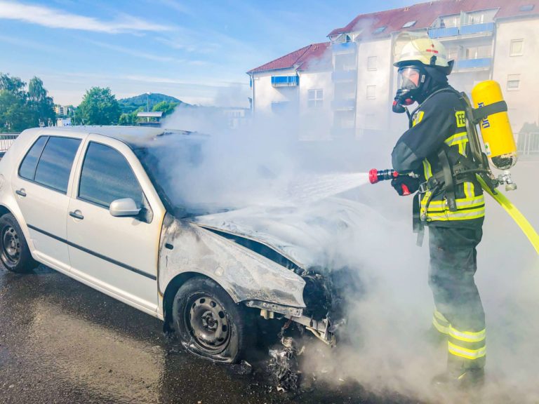 PKW Brand auf Parkdeck