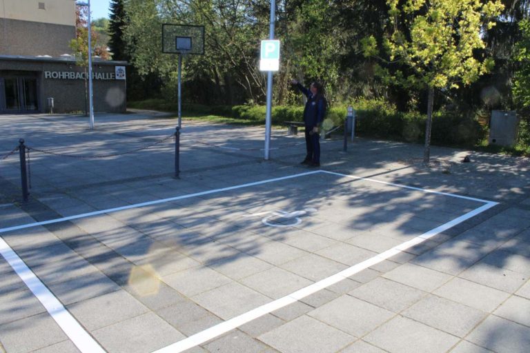 Neuer Standort für Behinderten-Parkplatz an der Rohrbachhalle