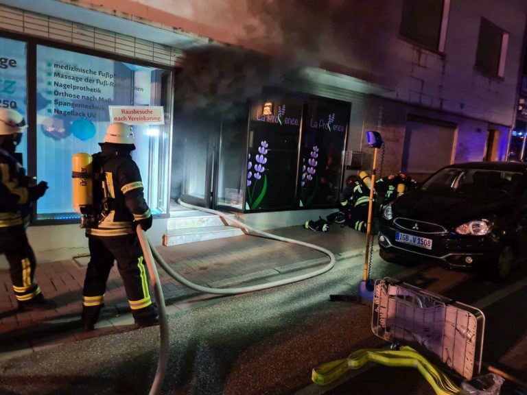 PKW-Brand, Türöffnung, Brand in einem Laden