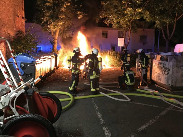 Brand von Papiercontainern auf dem JUZ Parkplatz