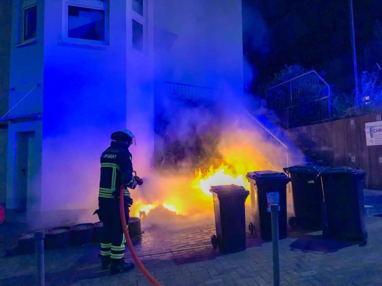 Nächtlicher Mülltonnenbrand und ausgelöste Brandmeldeanlage am Morgen