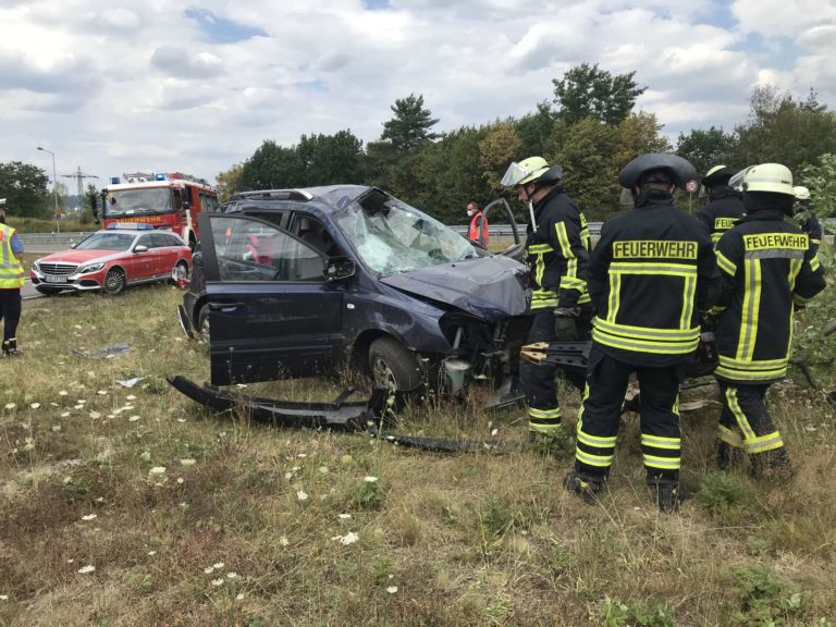 Verkehrsunfall mit 3 Verletzten auf Autobahnabfahrt