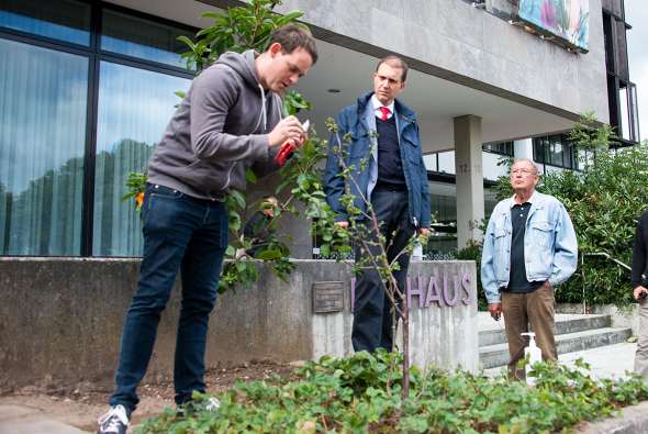 Obstbaumschnitt im Rathausgarten: Bürger waren zum Mitmachen eingeladen