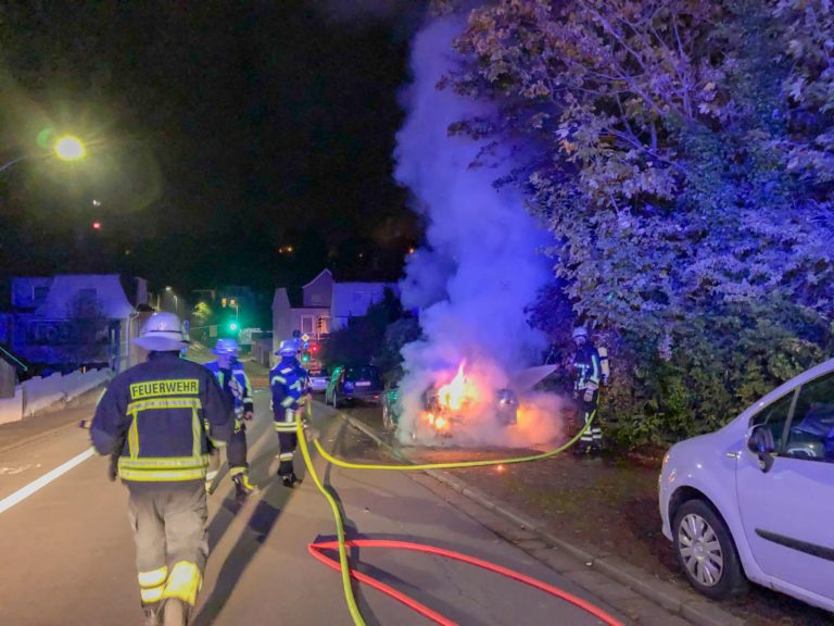 PKW brennt im Kofferraumbereich und Ausgelöste Brandmeldeanlage