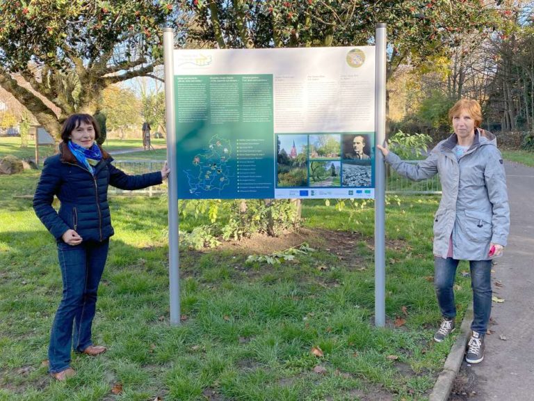 Große Infotafeln für die “Gärten mit Geschichte” im Elstersteinpark und der Gustav-Clauss-Anlage aufgestellt