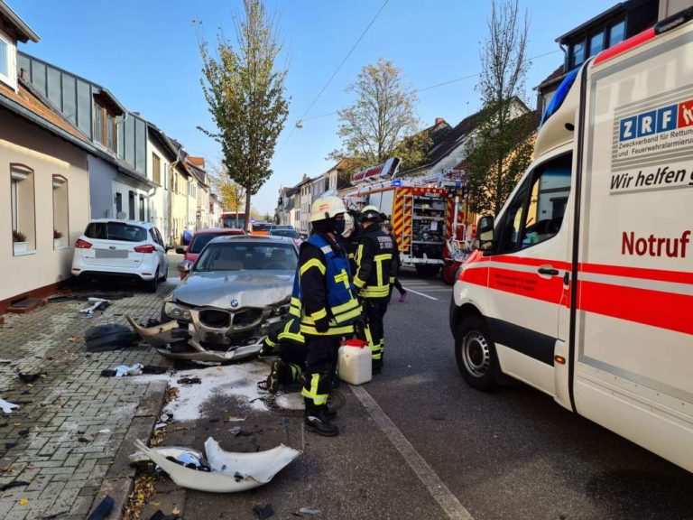 PKW kollidiert mit PKW und Hauswand-eine Person verletzt