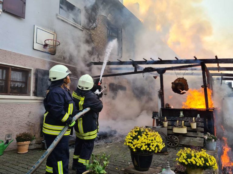 Feuerwehr verhindert Flammenübergriff auf Doppelhaus