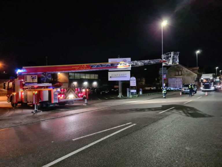 Bäume blockieren Straßen