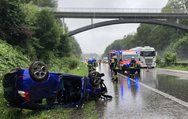 PKW überschlägt sich auf A6