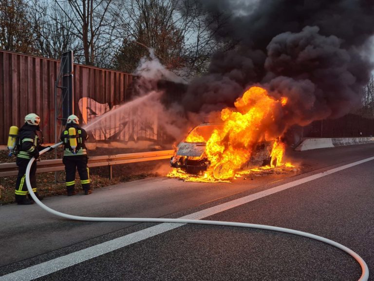 Transporter brennt auf A6 aus