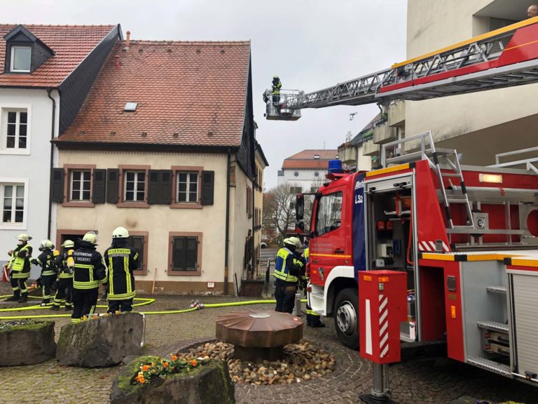 Brand in einer Zwischendecke