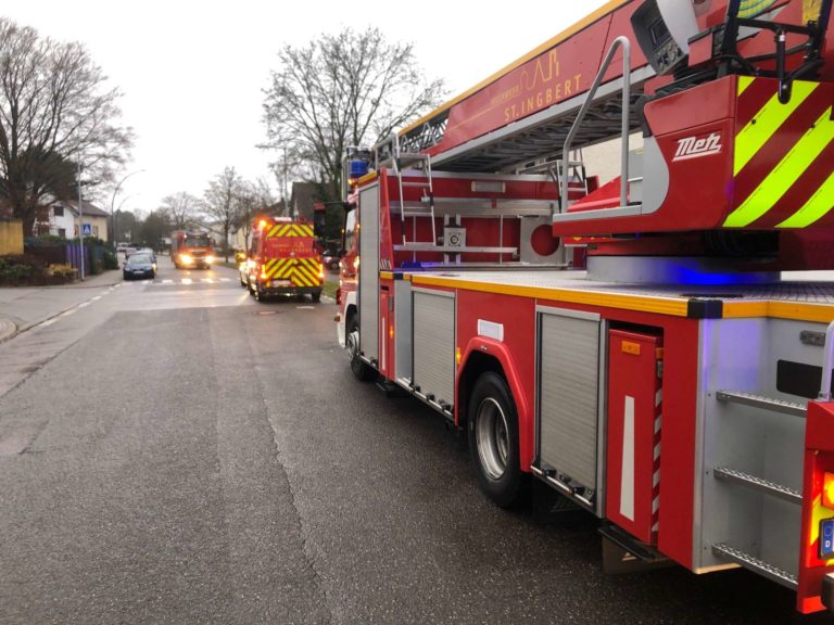 Rauchentwicklung aus Fenster – Bewohner leicht verletzt