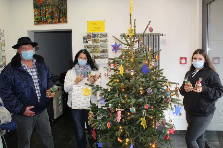 Kinder bastelten für das Christbaumschmücken im Bürgerhaus