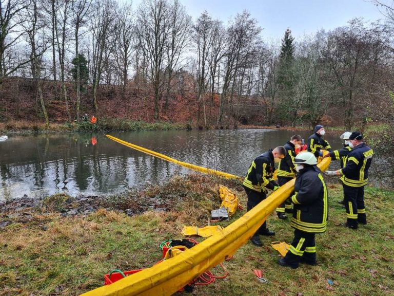 Stundenlanger Umwelteinsatz – Feuerwehr verhindert Ölausbreitung im Naturschutzgebiet