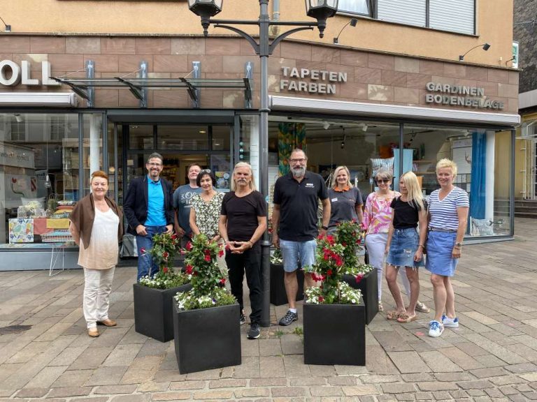 Die Fußgängerzone wird bunter – 30 neue farbige Blumenkübel