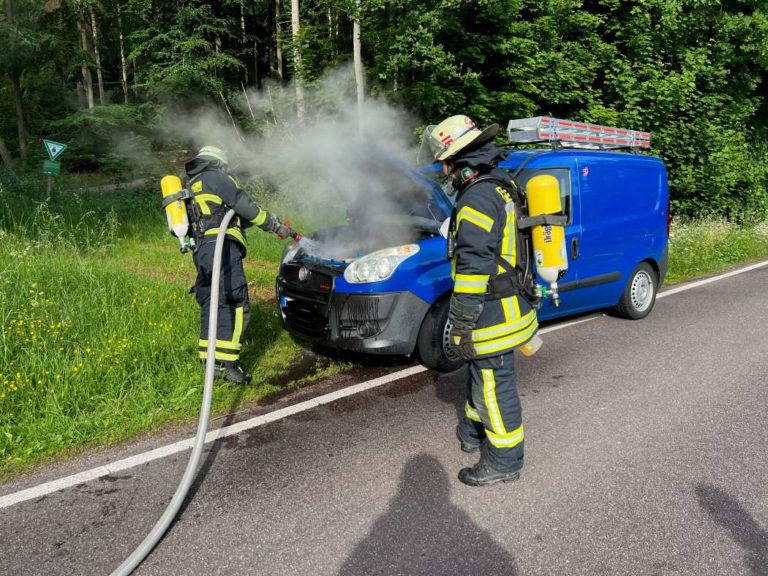 Geplatzter Motor sorgt für Feuerwehreinsatz