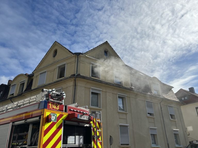 Brand in Wohnung: Feuerwehr St. Ingbert rettet Bewohner