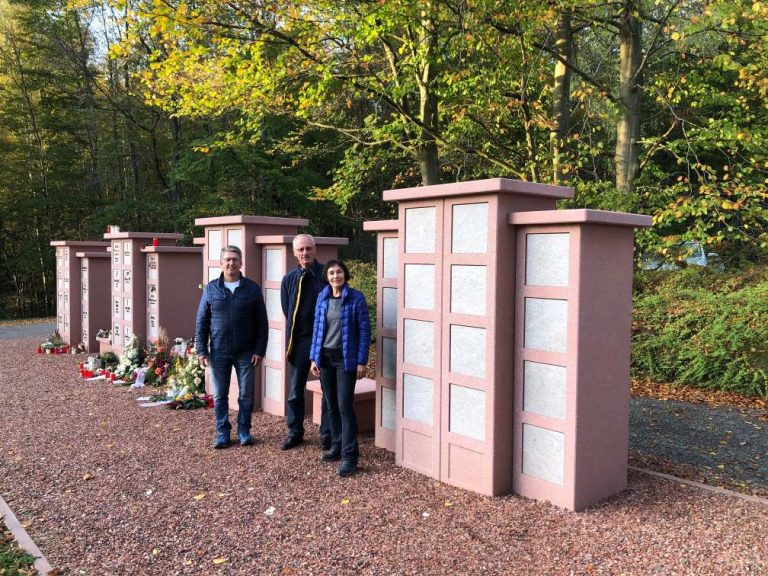 Urnenwände und Grabfeld auf dem Waldfriedhof