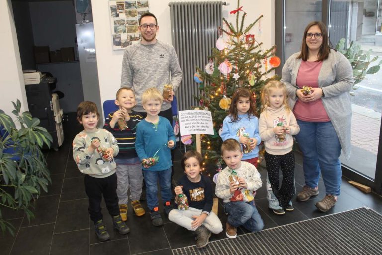 KiTa-Kinder schmückten den Christbaum in diesem Jahr im Bürgerhaus Rohrbach